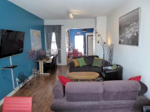 ein Wohnzimmer mit einem Sofa und einem Tisch in der Unterkunft Barefoot Inn in Ottawa