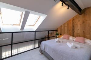 sypialnia z dużym łóżkiem z białymi poduszkami w obiekcie Apartament Pod Stokiem E2 z garażem i dwoma łazienkami - Dream Apart w Szczyrku
