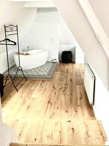 Postel nebo postele na pokoji v ubytování Das Stader Loft mit Sonnenbalkon