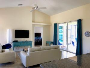 Televisyen dan/atau pusat hiburan di Bonita Beach Villa