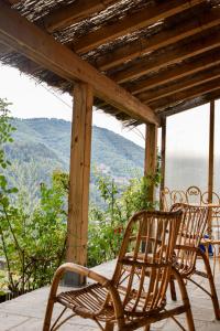 2 sillas sentadas en un porche con vistas en Anna's Apartment, en Castel San Niccolò