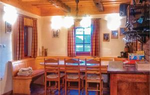 comedor con mesa y sillas en Stunning Home In Gradac With 3 Bedrooms And Wifi, en Gradac