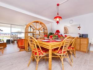 Restavracija oz. druge možnosti za prehrano v nastanitvi Apartment Oiza Sand Castle 24 at Alcudia Beach, WIFI and aircon