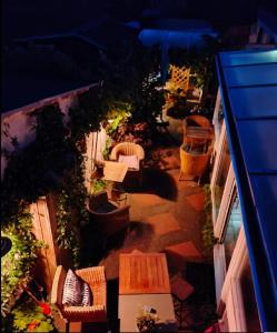 een uitzicht over de patio 's nachts bij Zeelui in Egmond aan Zee