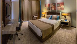 Un pat sau paturi într-o cameră la Ostimpark Business Hotel