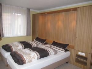 Homburg的住宿－古爾登羅布雷恩賓館，一间卧室配有一张大床和两个枕头