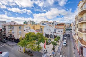 widok z góry na ulicę miejską z budynkami w obiekcie Sur Suites El Carmen w mieście Fuengirola