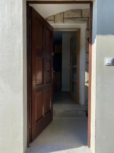 Apartament Na Wzgórzu في دوشنيكي زدروي: باب مفتوح إلى غرفة مع مدخل