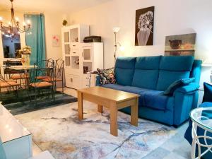 A seating area at Rymlig lägenhet för 7,8 persons in Los Boliches, Fuegirola