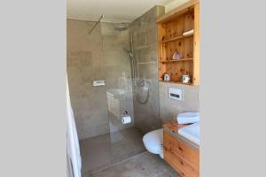 ein Bad mit einer Dusche und einem WC in der Unterkunft Nachhaltiges Wohnen in Seenähe in Schömberg