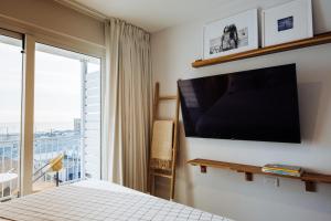 TV a/nebo společenská místnost v ubytování The Rockaway Hotel