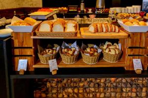 a display of bread and pastries in a bakery at Nobile Suites Monumental in Brasília +50 photos
