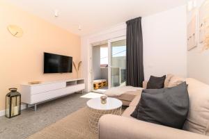 Televízia a/alebo spoločenská miestnosť v ubytovaní Hygge Boutique Apartment