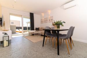 uma sala de jantar e sala de estar com mesa e cadeiras em Hygge Boutique Apartment em Trogir