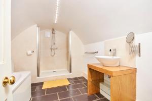 Koupelna v ubytování King Alfreds Doorway in Central Bath by PureStay