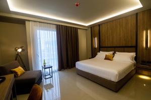 Giường trong phòng chung tại Kraal Hotel Vlore