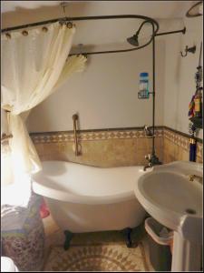 a bathroom with a bathtub, toilet and sink at Billie's Backpackers Hostel in Fairbanks