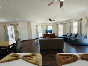 La Lola Hotel & Suites في مازاتلان: غرفة معيشة مع أريكة وطاولة