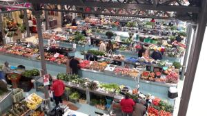 una visión general de un mercado agrícola con personas en él en Figueira Beach Apartment, en Buarcos