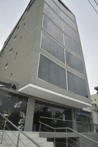 un edificio alto con muchas ventanas en OR HOTEL 94, en Barranquilla