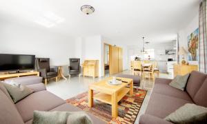 ein Wohnzimmer mit 2 Sofas und einem Tisch in der Unterkunft Ostsee Ferienhäuser in Waabs