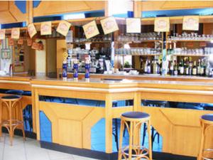 un bar dans un restaurant avec tabourets et comptoir dans l'établissement Le Trianon, à Hesdin