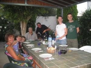 um grupo de pessoas sentadas em torno de uma longa mesa em Villa Primavera em Villa San Pietro