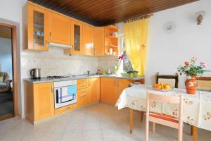 Kuchyňa alebo kuchynka v ubytovaní Rooms with a parking space Brela, Makarska - 17281