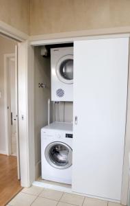 a washer and dryer in a laundry room at Renmark Holiday Apartments in Renmark