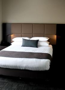 En eller flere senge i et værelse på Renmark Holiday Apartments