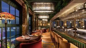 Um restaurante ou outro lugar para comer em Mandarin Oriental, Hong Kong