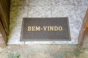un panneau sur un sol carrelé avec le mot "ben vanguard" dans l'établissement Casa de Família (Campo), à Parati