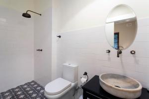 ein Badezimmer mit Waschbecken, Toilette und Spiegel in der Unterkunft Solomon Street Cottage in Fremantle + 15 Fotos