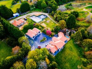 een luchtzicht op een huis met een vijver bij Road Sun Tourist Lodge in Dunedin