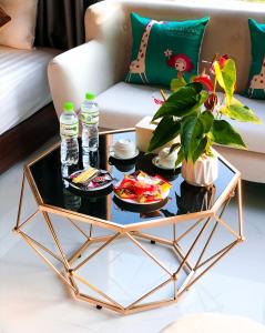 Trang An Memory Homestay في نينه بينه: طاولة قهوة مع مشروبات فوقها في غرفة معيشة