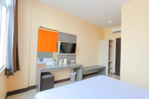מיטה או מיטות בחדר ב-Sun In Pangandaran Hotel