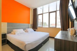 מיטה או מיטות בחדר ב-Sun In Pangandaran Hotel