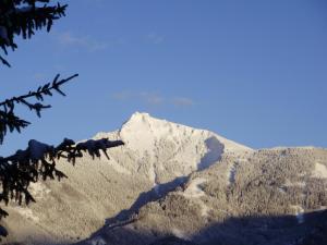 Vista generica sulle montagne o vista sulle montagne dall'interno dell'appartamento