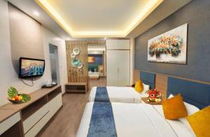 TV a/nebo společenská místnost v ubytování Hanoi Amorita Boutique Hotel & Travel