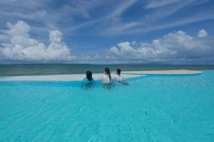 Tres mujeres nadando en el agua en el océano en Beach Hotel Sunshine, en Ishigaki Island