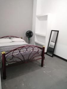 Ένα ή περισσότερα κρεβάτια σε δωμάτιο στο Hostal Bahía Acapulco