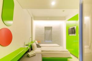 A bed or beds in a room at POP! Hotel Denpasar