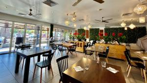 uma sala de jantar com mesas e cadeiras num restaurante em Comfort Inn Cairns City em Cairns