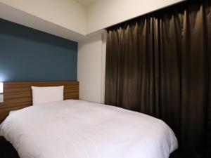 Dormy Inn Ikebukuro客房内的一张或多张床位