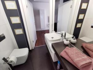 La salle de bains est pourvue d'un lavabo, de toilettes et d'un miroir. dans l'établissement MAXX, à Bielsko-Biała