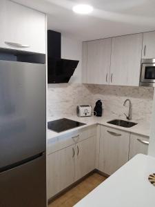 A kitchen or kitchenette at Rosesapparts Gran Via