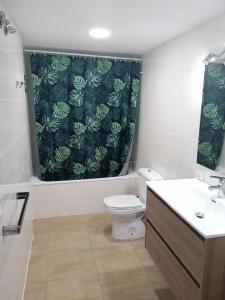A bathroom at Rosesapparts Gran Via Még 5 kép