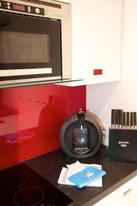 un horno microondas sentado en una encimera de cocina en Tag am Meer Sylt, en Westerland