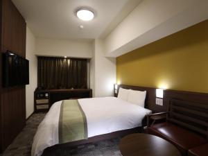 Dormy Inn Ikebukuro客房内的一张或多张床位