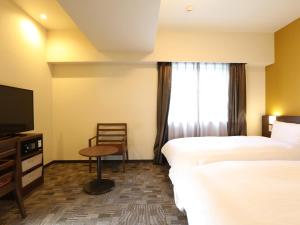 Dormy Inn Ikebukuro的电视和/或娱乐中心